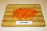 Шаг 1. Морковь натереть на терке.