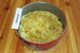 Шаг 9. На картофельное пюре выложить обжаренный лук.
