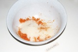 Шаг 2. Засыпать морковь сахаром, перемешать, добавить 1/2 чайной ложки соды и за