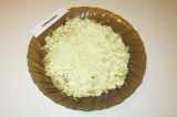 Шаг 6. На плоскую тарелку выложить картофель и смазать соусом из сметаны.