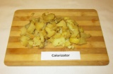 Шаг 4. Картофель нарезать кубиками или ломтиками.