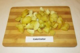 Шаг 2. Картофель отварить и нарезать ломтиками.