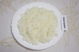Шаг 2. Сварить в подсоленной воде рис. Слить воду и промыть рис.