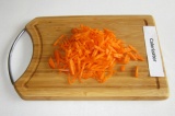 Шаг 7. Морковь натереть на терке или нарезать полосочками.