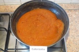 Шаг 4. Приготовить соус. На сухой сковороде обжарить муку до золотистого цвета.