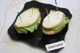 Готовое блюдо: сэндвич с салатом и тунцом