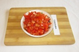 Шаг 3. Пока варится чечевица, мелко нарезать помидоры.