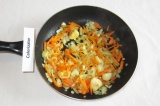 Шаг 8. Положить к луку морковь, обжаривать 3-4 минуты. Добавить в суп.