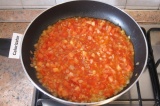 Шаг 5. Добавить к луку помидоры и потушить 2-3 минуты.