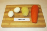 Шаг 1. Отварить и очистить яйца, картофель, морковь.