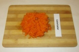 Шаг 6. Морковь натереть на терке.