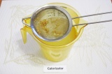 Шаг 6. Процедить чай через сито. Подавать в теплом виде с сахаром или медом.