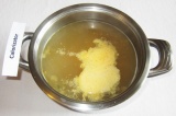 Шаг 9. Сделать огонь на минимум, чтобы суп не кипел, и добавить желтки.