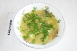Готовое блюдо: чечевичный суп с желтком