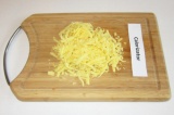 Шаг 10. Сыр натереть на терке.