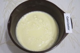 Шаг 3. Влить тонкой струйкой молоко с яйцами в муку с крахмалом. постоянно помеш