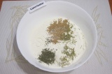 Шаг 1. Просеять муку в большую миску и добавить дрожжи, морскую соль и травы.