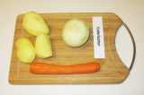 Шаг 2. Картофель, лук и морковь вымыть и очистить.
