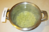 Шаг 5. В кипящую воду опустить картофель.