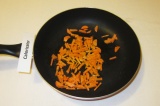 Шаг 7. Обжарить на растительном масле морковь.