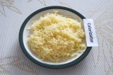Шаг 1. Натереть сыр на мелкой терке.