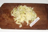 Шаг 4. Нарезанную капусту, сушеный укроп и сливки добавить в суп.