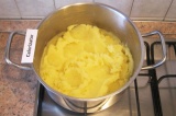 Шаг 4. Для начинки картошку очистить и отварить до готовности, немного подсолив.