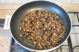 Шаг 5. Помыть и мелко нарезать грибы. Обжарить их на сковороде до мягкости.