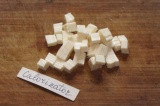 Шаг 6. Туда же добавить плавленый сыр, нарезанный кубиками.