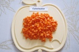 Шаг 2. Очистить и нарезать морковь мелкими кубиками.