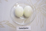 Шаг 4. Сварить вкрутую яйца, остудить в холодной воде и очистить.