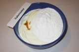 Шаг 6. Сложить в миску ингредиенты для крема.
