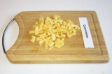 Шаг 5. Сыр мелко нарезать или натереть на терке.