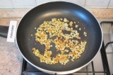 Шаг 2. Обжарить лук до золотистого цвета, добавить чеснок и обжаривать 1 минуту.
