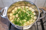 Шаг 6. Заправить готовый суп рубленой зеленью.