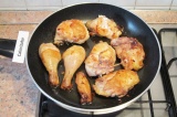 Шаг 3. Положить куски цыпленка в сковороду с толстым дном и обжарить на сильном