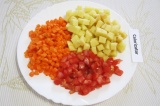 Шаг 4. Почистить и нарезать кубиками картофель, помидоры и морковь, добавить сол