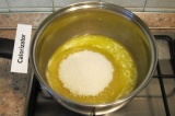 Шаг 1. Растопить в кастрюльке сливочное масло, добавить сахар и размешать.