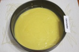 Шаг 5. Смазать форму сливочным маслом и вылить в нее тесто.