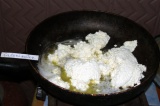 Шаг 3. Растопить масло, высыпать полученную массу, добавить соли и соды. Жарить