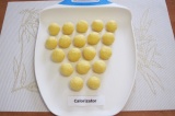 Шаг 4. Сформовать небольшие шарики, размером чуть меньше грецкого ореха.