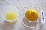 Шаг 1. Выжать сок с лимона и процедить его.