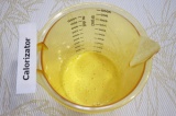 Шаг 2. Взбить миксером яичные желтки с сахаром и ванильным сахаром.