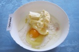 Шаг 2. Добавить к муке яйца, мягкий маргарин, соду, кефир и соль.