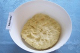 Шаг 3. Замесить мягкое тесто и дать ему полежать 30-40 минут.