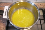 Шаг 1. Растопить в кастрюльке сливочное масло, добавить патоку или мед и размеша