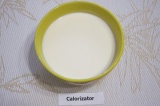 Шаг 5. Вылить желатин в йогурт комнатной температуры, добавить 2 ст.л. сахара