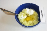 Шаг 9. В отдельную миску выложить готовый картофель, размять его в пюре. Добавит