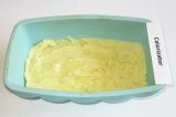 Шаг 11. В форму для запекания выложить картофельный слой, хорошо разровнять.