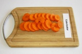 Шаг 4. Морковь очистить и нарезать кружочками.